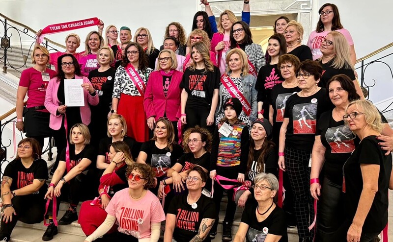 E. Chmielewska wraz z posłankami i aktywistkami protestowała przeciw przemocy wobec kobiet