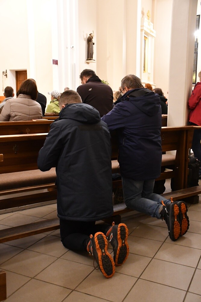 W piątek w Rudzie Śląskiej odbyła się Ekstremalna Droga Krzyżowa. Uczestnicy mieli do pokonania nocą 40 lub 30-kilometrową trasę prowadzącą przez różne dzielnice naszego miasta.

fot. Jacek Knapik