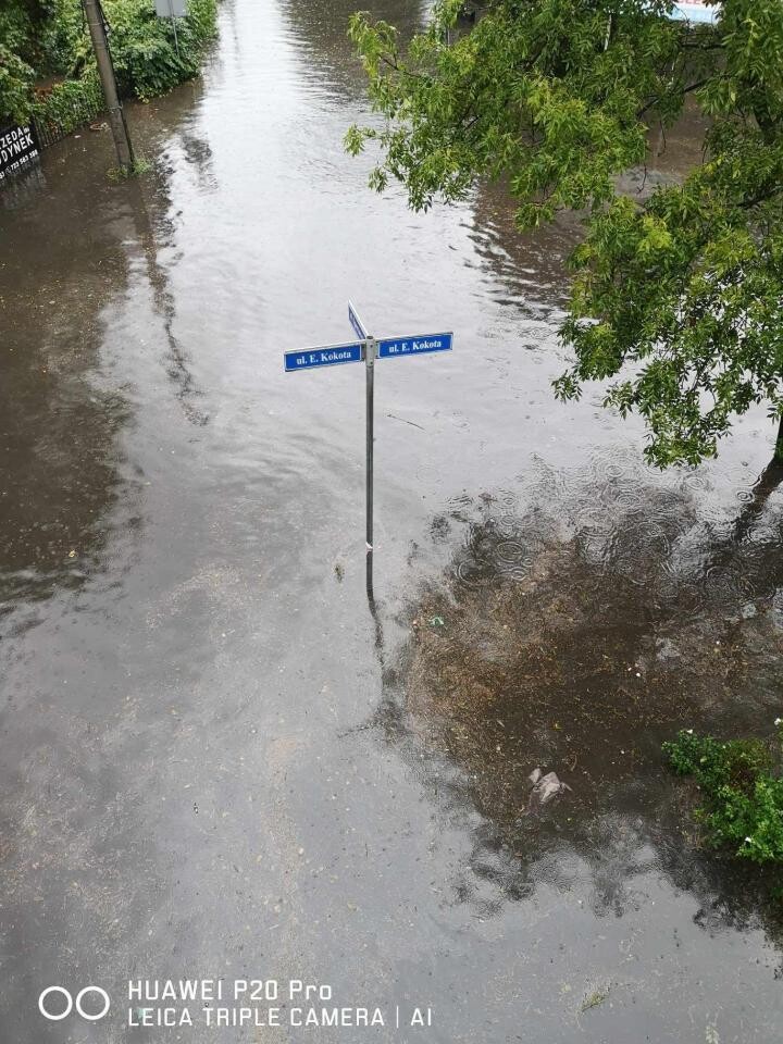 Intensywne opady deszczu przetaczają się obecnie przez województwo śląskie, powodując poważne zalania również w Rudzie Śląskiej / fot. czytelników