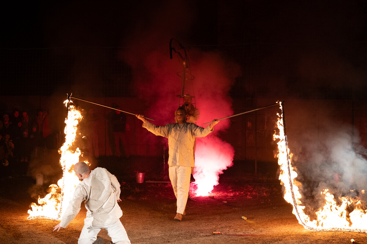 Wczoraj, 31 października br. na boisku Młodzieżowego Domu Kultury w Rudzie odbyło się widowisko ognia „Exultet – Światło Janasa”. / fot. Marek Faber