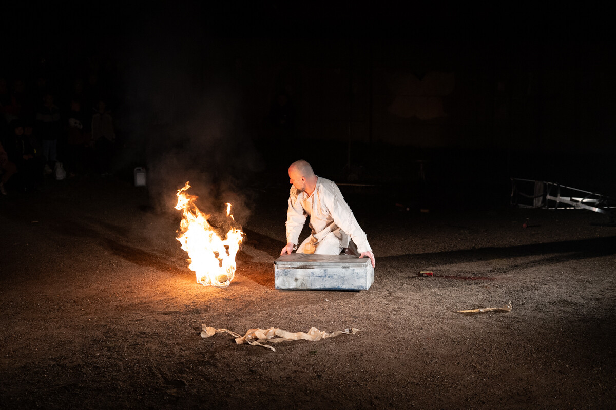 Wczoraj, 31 października br. na boisku Młodzieżowego Domu Kultury w Rudzie odbyło się widowisko ognia „Exultet – Światło Janasa”. / fot. Marek Faber