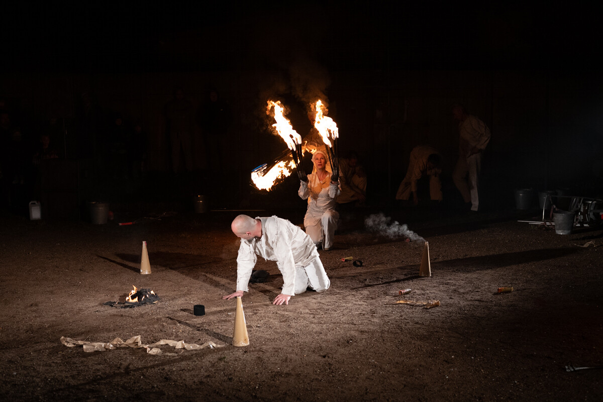 Wczoraj, 31 października br. na boisku Młodzieżowego Domu Kultury w Rudzie odbyło się widowisko ognia „Exultet – Światło Janasa”. / fot. Marek Faber