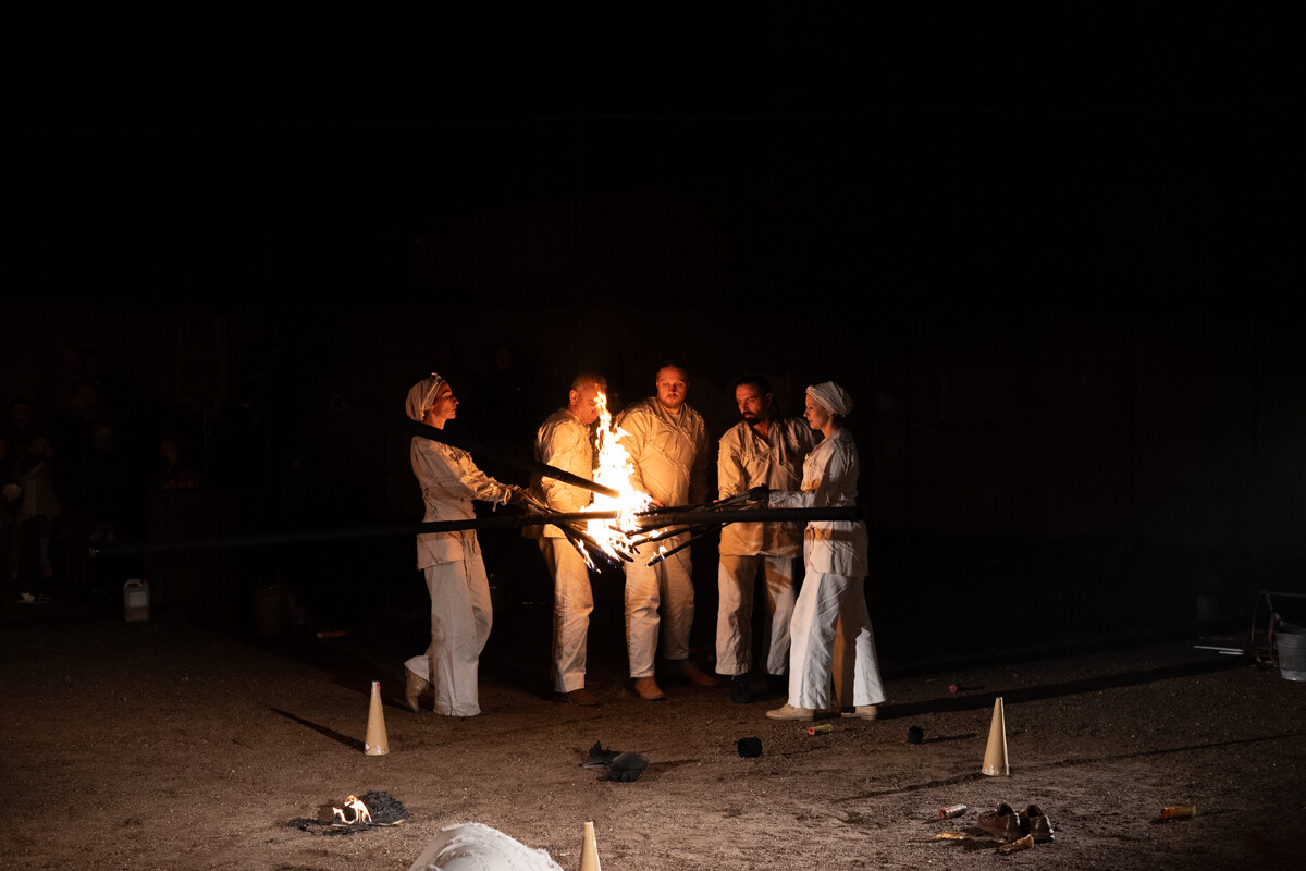 Wczoraj, 31 października br. na boisku Młodzieżowego Domu Kultury w Rudzie odbyło się widowisko ognia „Exultet – Światło Janasa”. / fot. Marek Faber