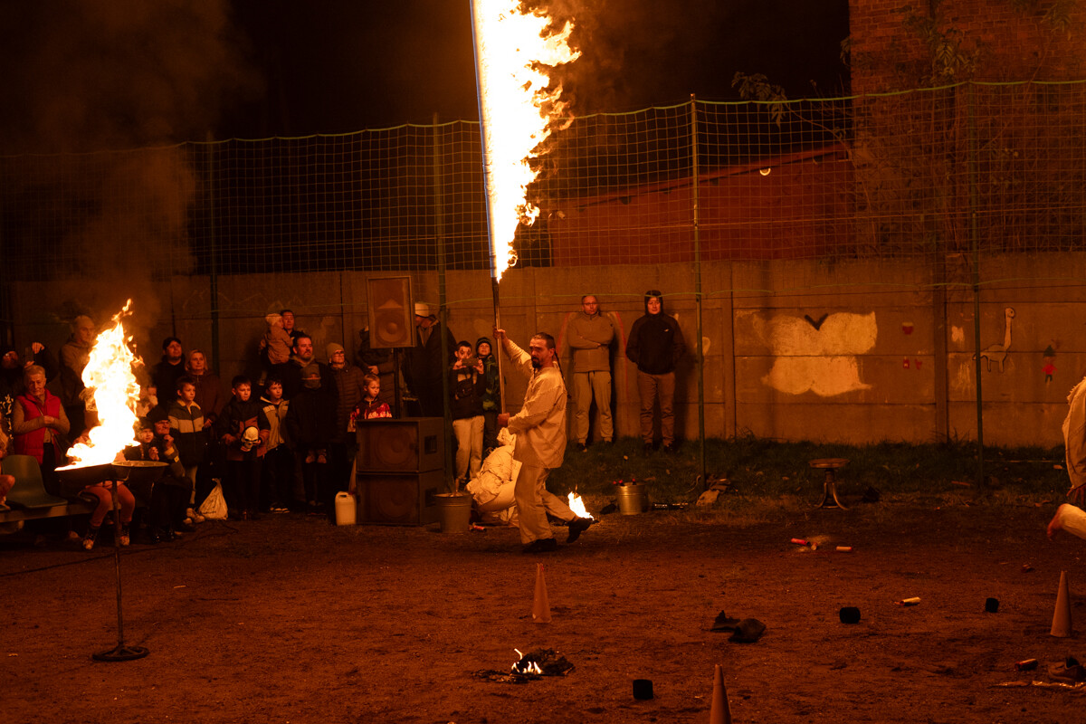 Wczoraj, 31 października br. na boisku Młodzieżowego Domu Kultury w Rudzie odbyło się widowisko ognia „Exultet – Światło Janasa”. / fot. Marek Faber