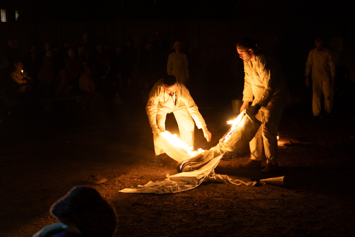 Wczoraj, 31 października br. na boisku Młodzieżowego Domu Kultury w Rudzie odbyło się widowisko ognia „Exultet – Światło Janasa”. / fot. Marek Faber