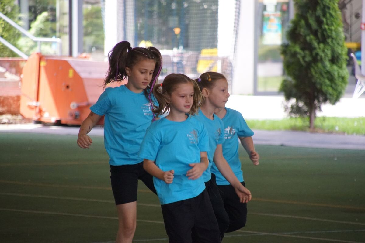 Studio Tańca "Energia" tanecznym krokiem kończy bieżący sezon aktywności! W sobotni poranek, 14 czerwca na kortach tenisowych Burloch Areny odbył się rodzinny festyn.