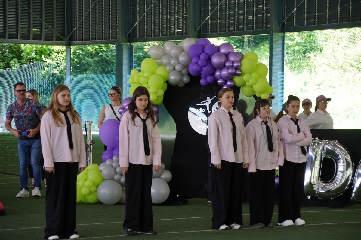 Studio Tańca "Energia" tanecznym krokiem kończy bieżący sezon aktywności! W sobotni poranek, 14 czerwca na kortach tenisowych Burloch Areny odbył się rodzinny festyn.