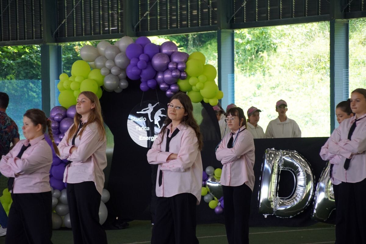 Studio Tańca "Energia" tanecznym krokiem kończy bieżący sezon aktywności! W sobotni poranek, 14 czerwca na kortach tenisowych Burloch Areny odbył się rodzinny festyn.