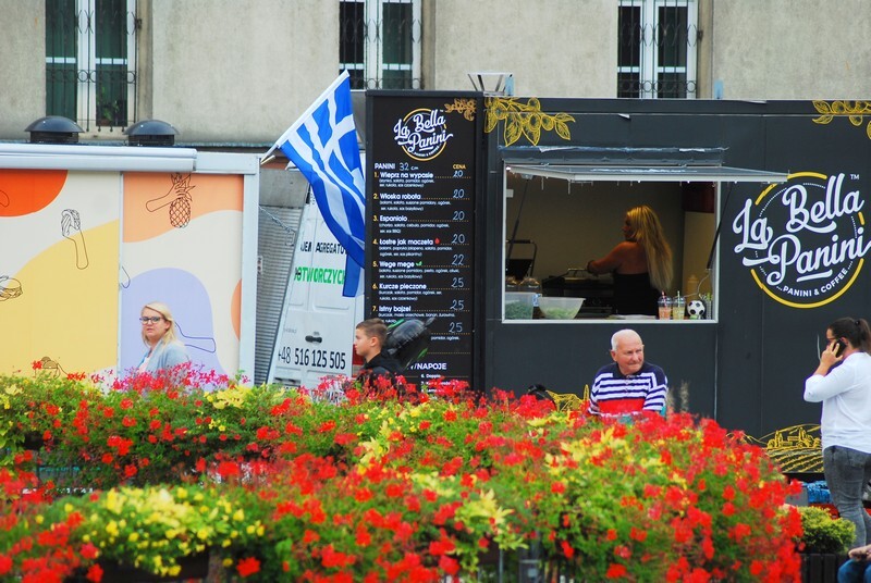 FOOD FEST, czyli święto ulicznego jedzenia w Rudzie Śląskiej! W piątek, 20 sierpnia, na Placu Jana Pawła II przed rudzkim magistratem pojawiły się food trucki, inaugurując trzydniowy festiwal jedzenia. Impreza rozpoczęła się 20 sierpnia i potrwa do niedzieli, 23 sierpnia. W ciągu tych dni każdy będzie mógł skosztować przysmaków serwowanych z mobilnych kuchni.