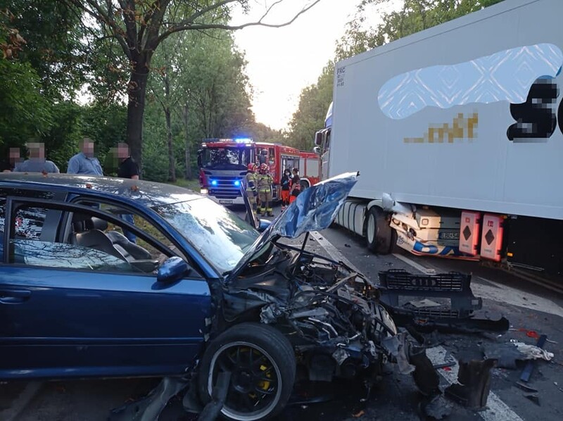 [FOTO] Wypadek na ul. Chorzowskiej. Osobówka zderzyła się z samochodem ciężarowym