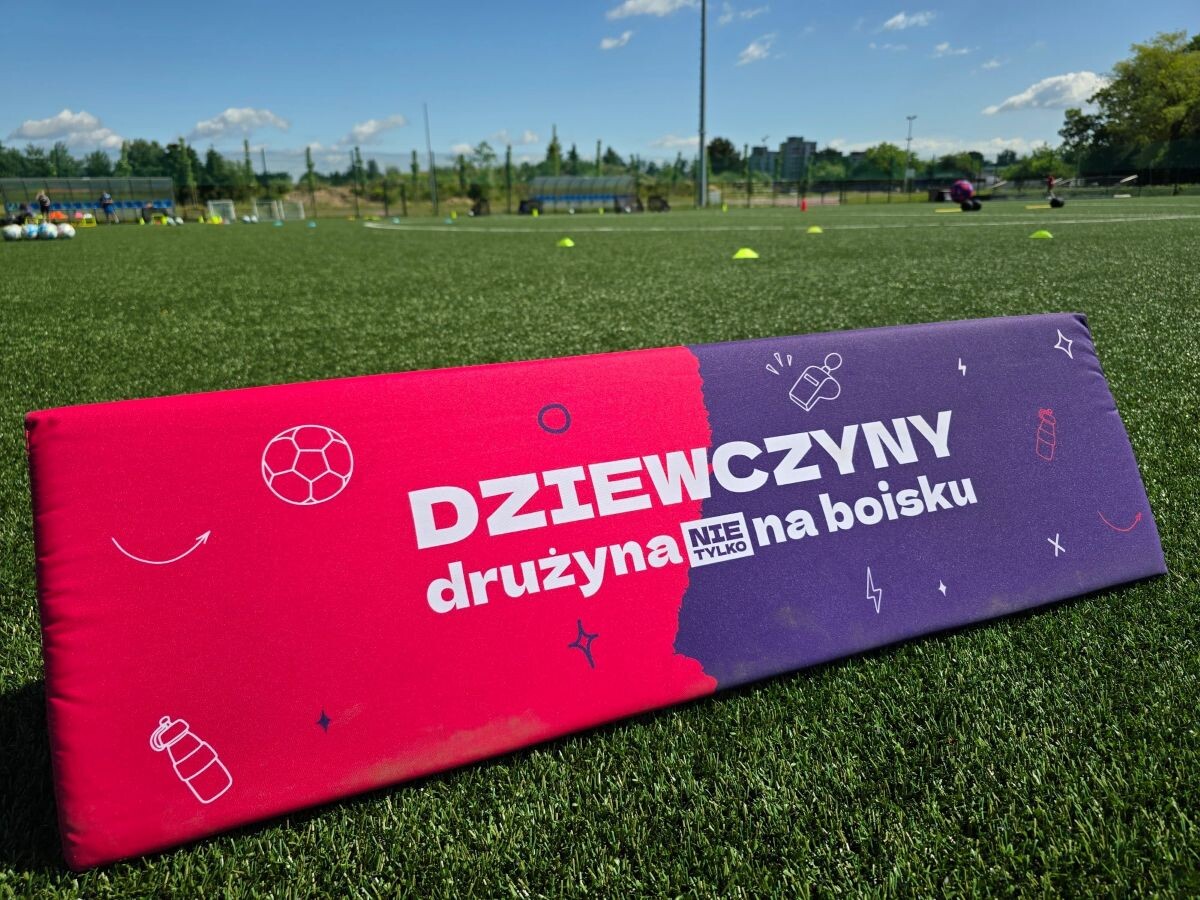 Świętochłowicki OSIR "Skałka" stał się miejscem kolejnej odsłony kampanii "Dziewczyny. Drużyna nie tylko na boisku", mającej na celu promowanie piłki nożnej wśród młodych dziewcząt. / fot. FB Daniel Beger