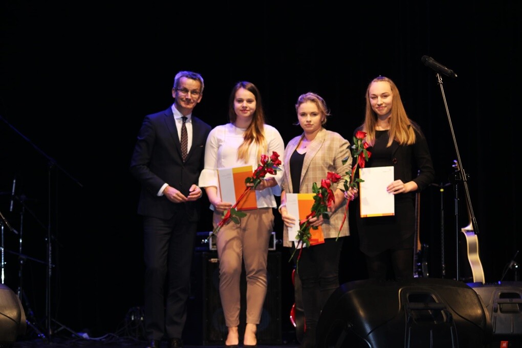 Wczoraj w Miejskim Centrum Kultury im. Henryka Bisty, ponad 60 sportowców oraz kilkunastu trenerów z Rudy Śląskiej otrzymało nagrody Prezydenta Miasta za osiągnięcia i wyniki uzyskane w 2019 roku. 