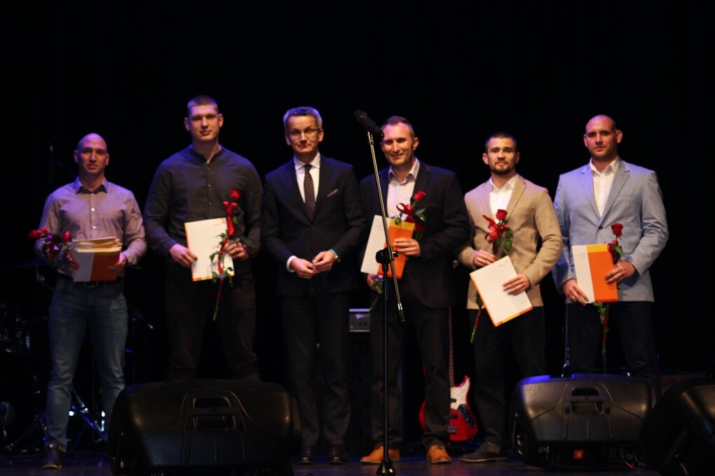 Wczoraj w Miejskim Centrum Kultury im. Henryka Bisty, ponad 60 sportowców oraz kilkunastu trenerów z Rudy Śląskiej otrzymało nagrody Prezydenta Miasta za osiągnięcia i wyniki uzyskane w 2019 roku. 