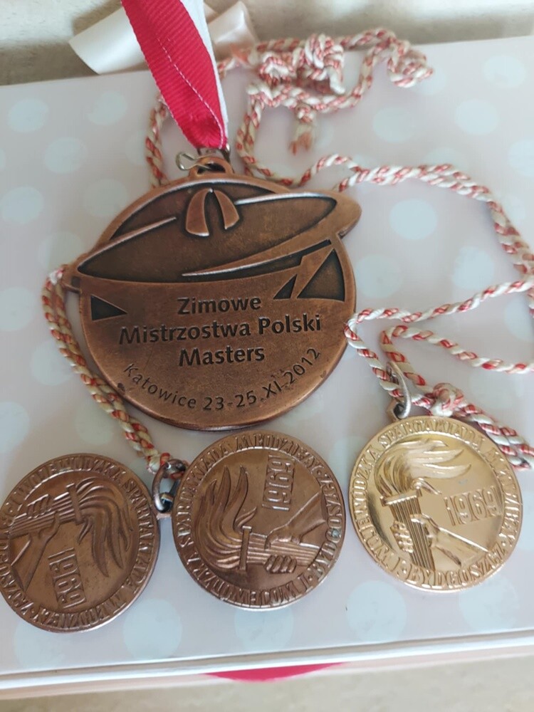 Pani Genowefa Drużyńska to postać niezwykła, której pasja do pływania nie zna granic – mimo że ma 74 lata, wciąż bierze udział w zawodach pływackich, osiągając znaczące wyniki.