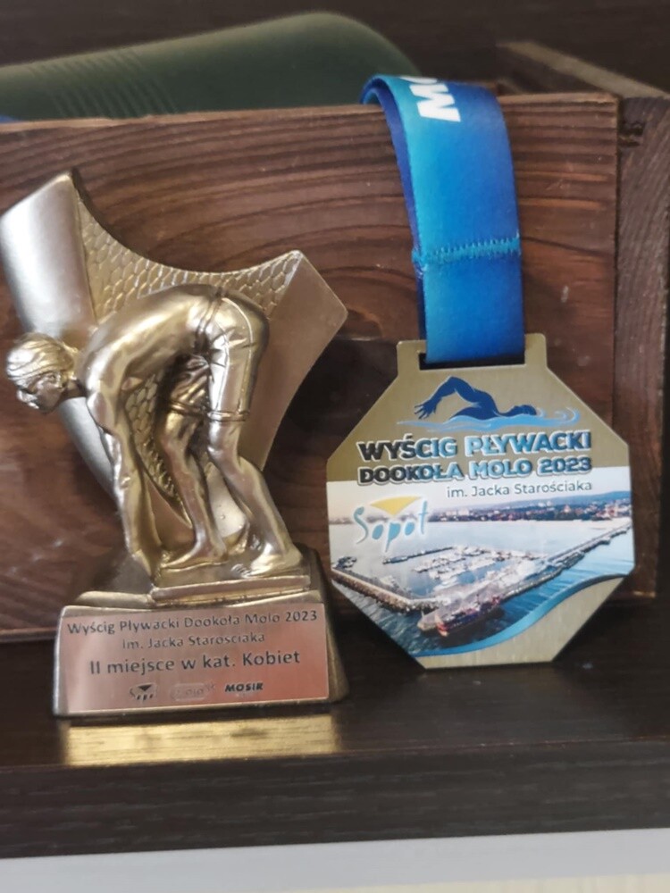 Pani Genowefa Drużyńska to postać niezwykła, której pasja do pływania nie zna granic – mimo że ma 74 lata, wciąż bierze udział w zawodach pływackich, osiągając znaczące wyniki.