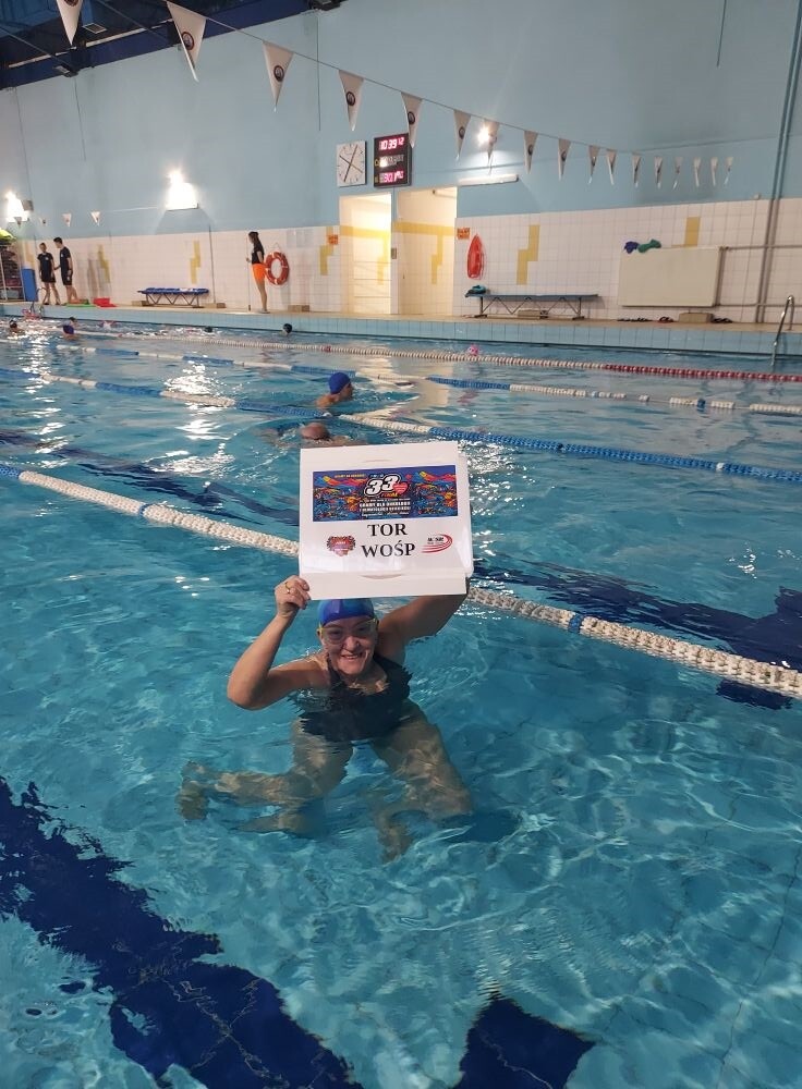 Pani Genowefa Drużyńska to postać niezwykła, której pasja do pływania nie zna granic – mimo że ma 74 lata, wciąż bierze udział w zawodach pływackich, osiągając znaczące wyniki.