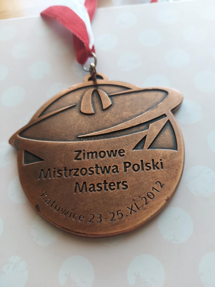 Pani Genowefa Drużyńska to postać niezwykła, której pasja do pływania nie zna granic – mimo że ma 74 lata, wciąż bierze udział w zawodach pływackich, osiągając znaczące wyniki.