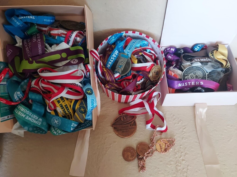 Pani Genowefa Drużyńska to postać niezwykła, której pasja do pływania nie zna granic – mimo że ma 74 lata, wciąż bierze udział w zawodach pływackich, osiągając znaczące wyniki.