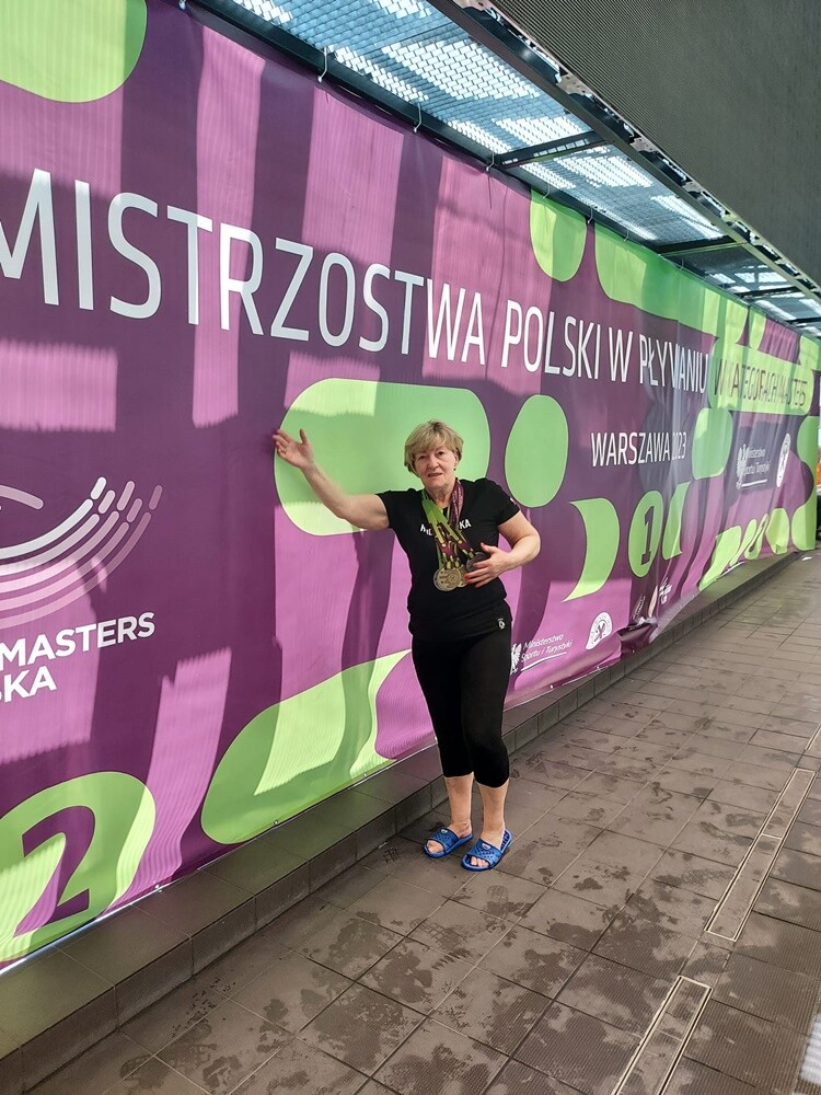 Pani Genowefa Drużyńska to postać niezwykła, której pasja do pływania nie zna granic – mimo że ma 74 lata, wciąż bierze udział w zawodach pływackich, osiągając znaczące wyniki.