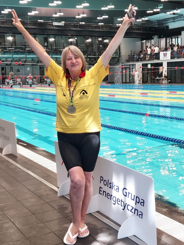 Pani Genowefa Drużyńska to postać niezwykła, której pasja do pływania nie zna granic – mimo że ma 74 lata, wciąż bierze udział w zawodach pływackich, osiągając znaczące wyniki.