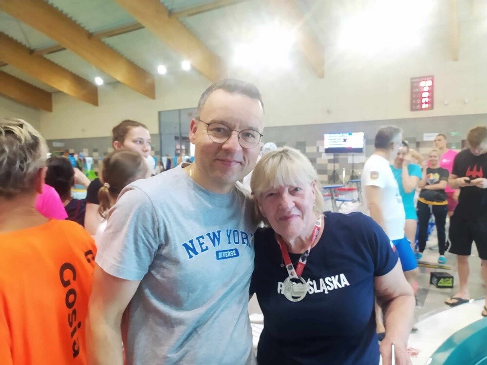 Pani Genowefa Drużyńska to postać niezwykła, której pasja do pływania nie zna granic – mimo że ma 74 lata, wciąż bierze udział w zawodach pływackich, osiągając znaczące wyniki.