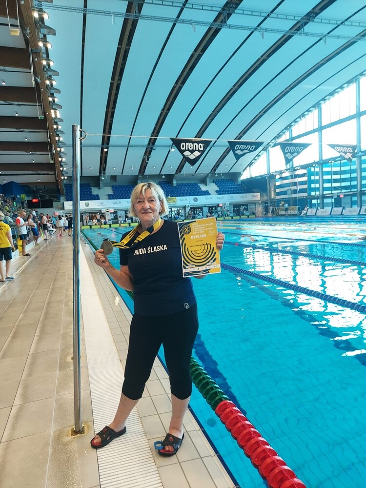 Pani Genowefa Drużyńska to postać niezwykła, której pasja do pływania nie zna granic – mimo że ma 74 lata, wciąż bierze udział w zawodach pływackich, osiągając znaczące wyniki.