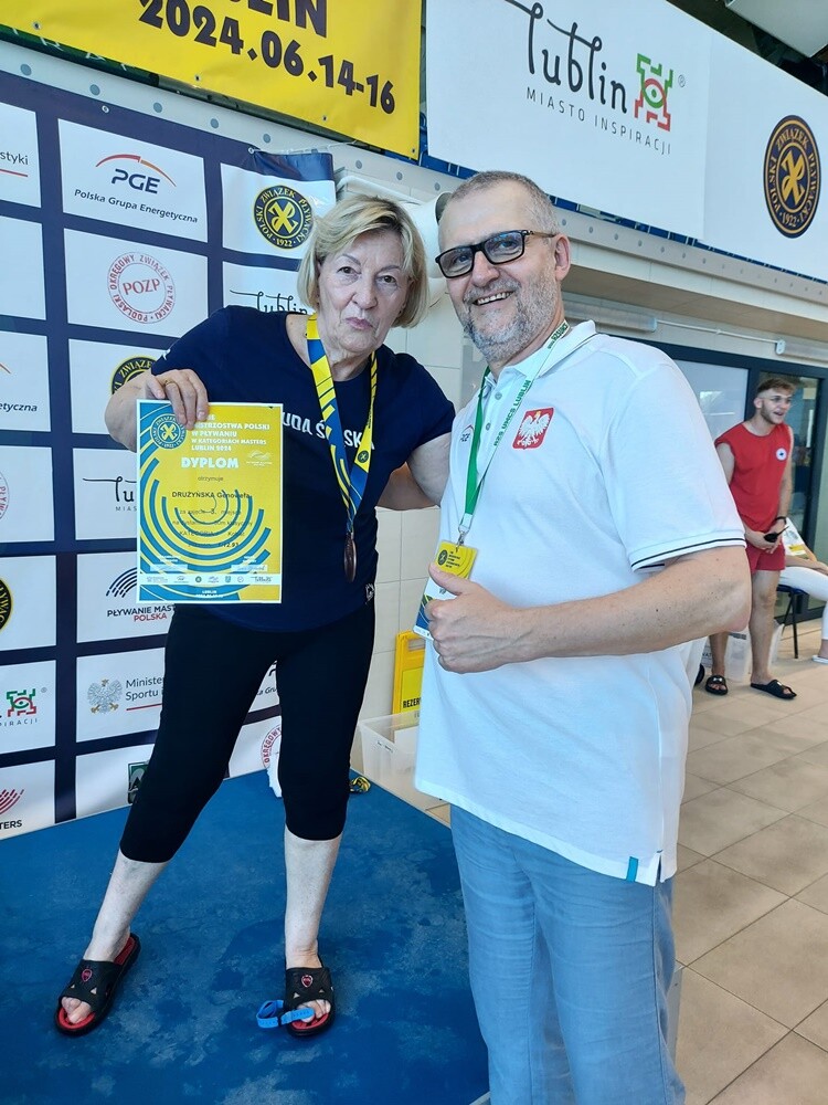 Pani Genowefa Drużyńska to postać niezwykła, której pasja do pływania nie zna granic – mimo że ma 74 lata, wciąż bierze udział w zawodach pływackich, osiągając znaczące wyniki.