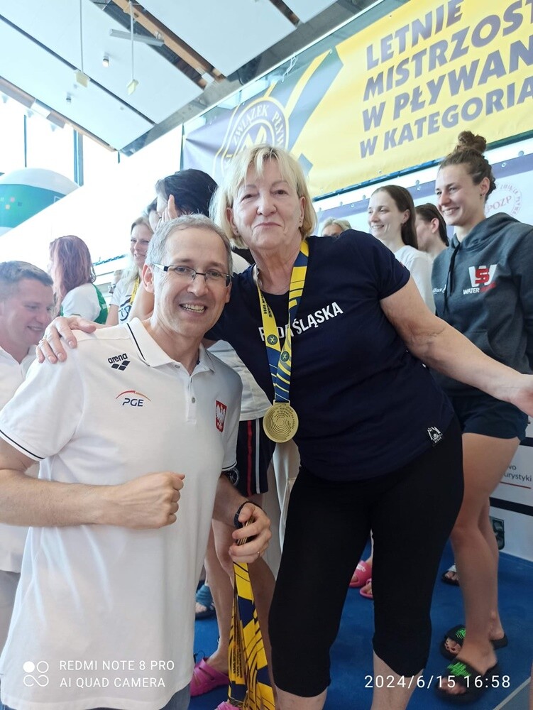 Pani Genowefa Drużyńska to postać niezwykła, której pasja do pływania nie zna granic – mimo że ma 74 lata, wciąż bierze udział w zawodach pływackich, osiągając znaczące wyniki.