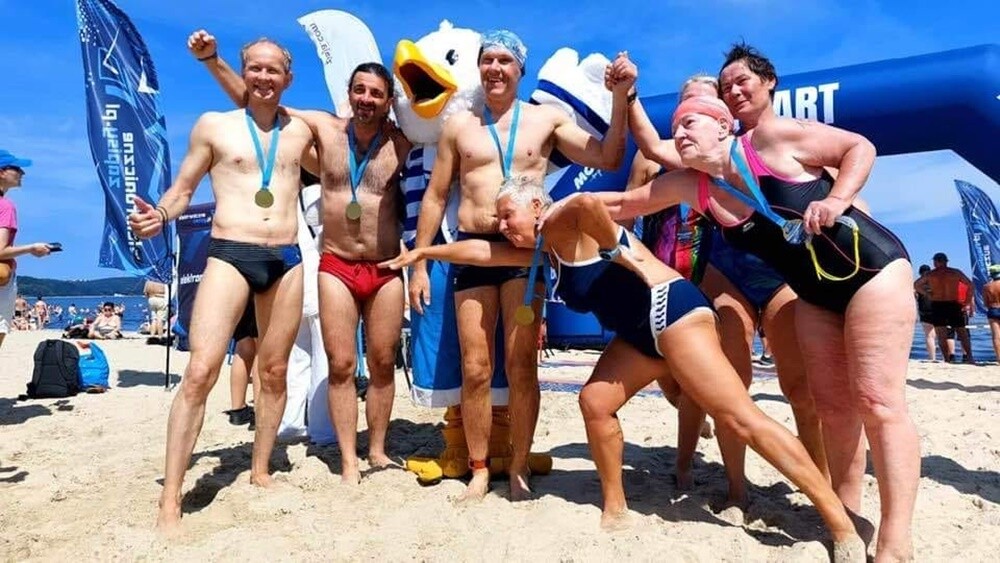 Pani Genowefa Drużyńska to postać niezwykła, której pasja do pływania nie zna granic – mimo że ma 74 lata, wciąż bierze udział w zawodach pływackich, osiągając znaczące wyniki.