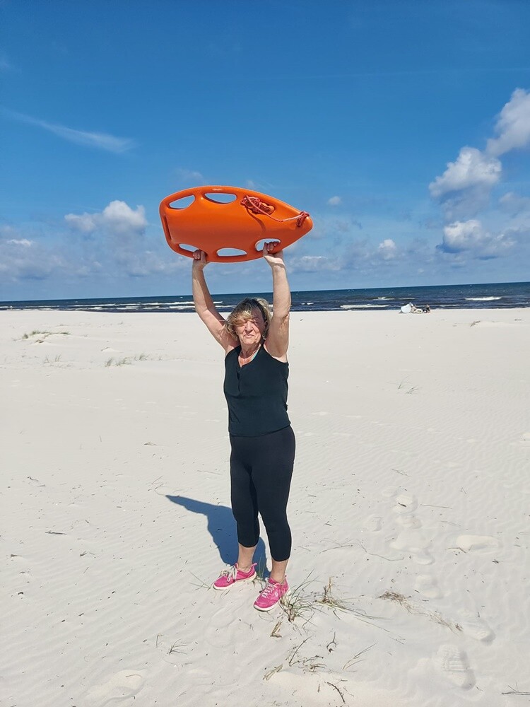 Pani Genowefa Drużyńska to postać niezwykła, której pasja do pływania nie zna granic – mimo że ma 74 lata, wciąż bierze udział w zawodach pływackich, osiągając znaczące wyniki.