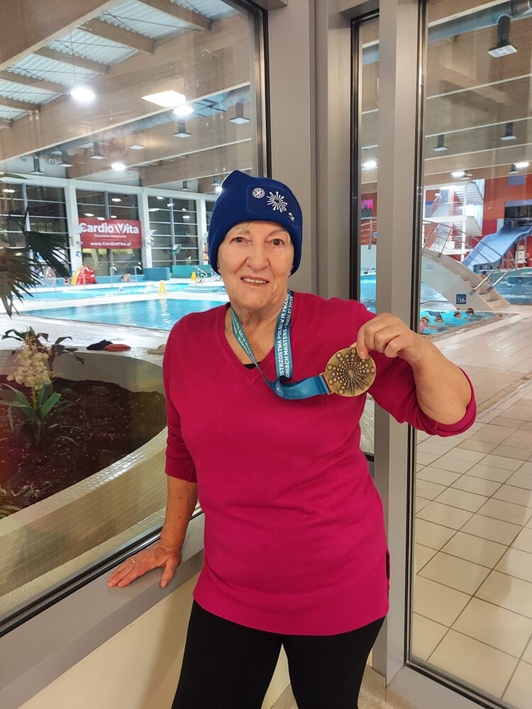 Pani Genowefa Drużyńska to postać niezwykła, której pasja do pływania nie zna granic – mimo że ma 74 lata, wciąż bierze udział w zawodach pływackich, osiągając znaczące wyniki.