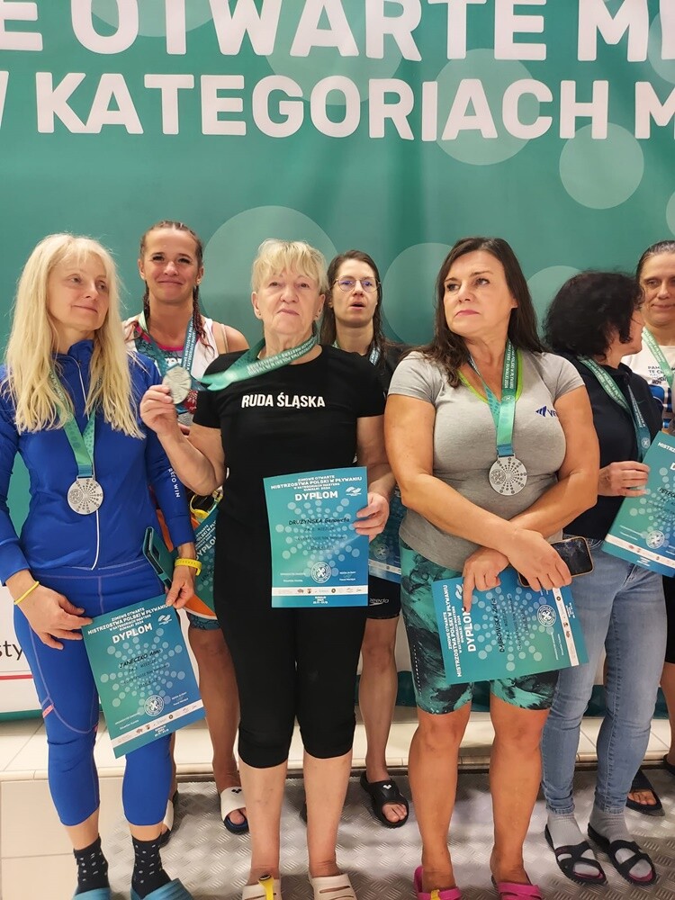 Pani Genowefa Drużyńska to postać niezwykła, której pasja do pływania nie zna granic – mimo że ma 74 lata, wciąż bierze udział w zawodach pływackich, osiągając znaczące wyniki.