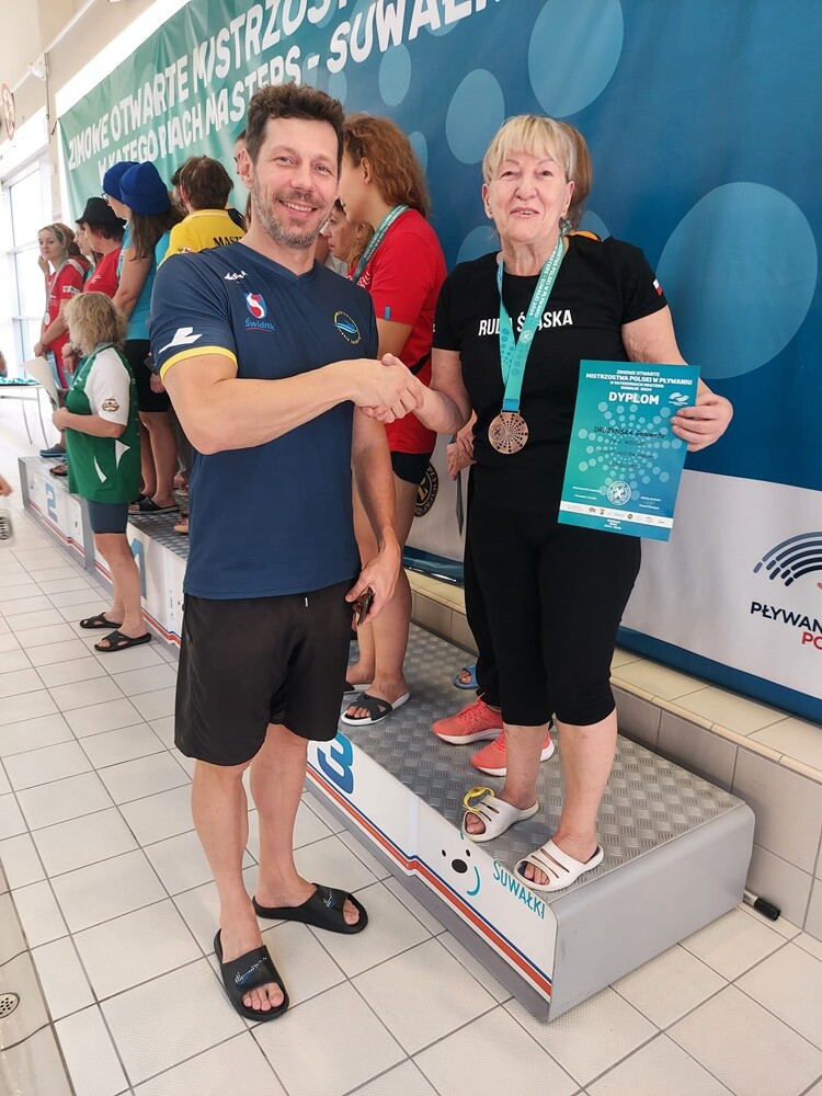 Pani Genowefa Drużyńska to postać niezwykła, której pasja do pływania nie zna granic – mimo że ma 74 lata, wciąż bierze udział w zawodach pływackich, osiągając znaczące wyniki.