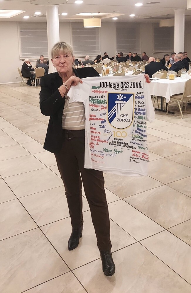 Pani Genowefa Drużyńska to postać niezwykła, której pasja do pływania nie zna granic – mimo że ma 74 lata, wciąż bierze udział w zawodach pływackich, osiągając znaczące wyniki.