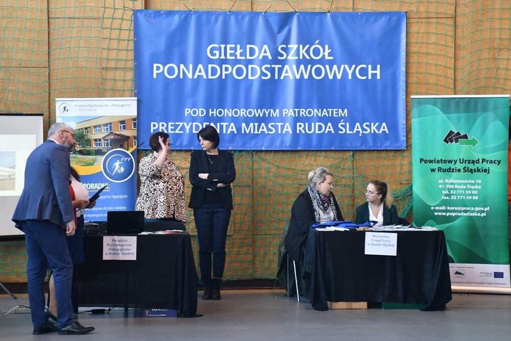 Tegoroczna Giełda Szkół Ponadpodstawowych w Rudzie Śląskiej przyciągnęła wielu absolwentów szkół podstawowych, którzy mają okazję zapoznać się z ofertami edukacyjnymi miasta. 

fot. Jacek Knapik