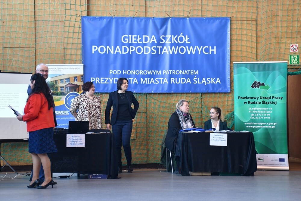 Tegoroczna Giełda Szkół Ponadpodstawowych w Rudzie Śląskiej przyciągnęła wielu absolwentów szkół podstawowych, którzy mają okazję zapoznać się z ofertami edukacyjnymi miasta. 

fot. Jacek Knapik