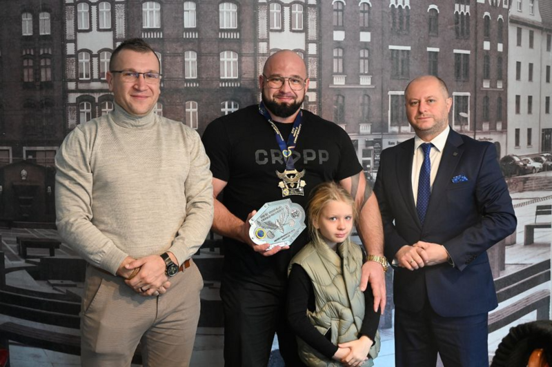Górnik z Rudy Śląskiej podwójnym mistrzem świata w wyciskaniu sztangi na leżąco!