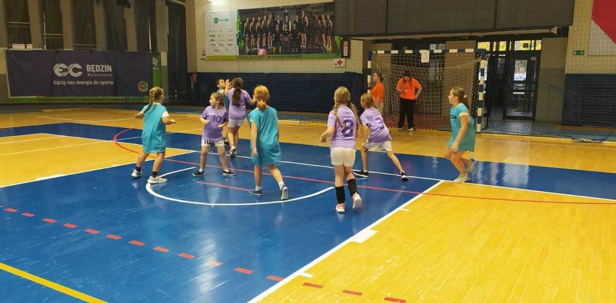 29 października dzieci z trzech rudzkich szkół wzięły udział w turnieju zorganizowanym w ramach programu "Gramy w Ręczną" / fot. Ł. Wodarski