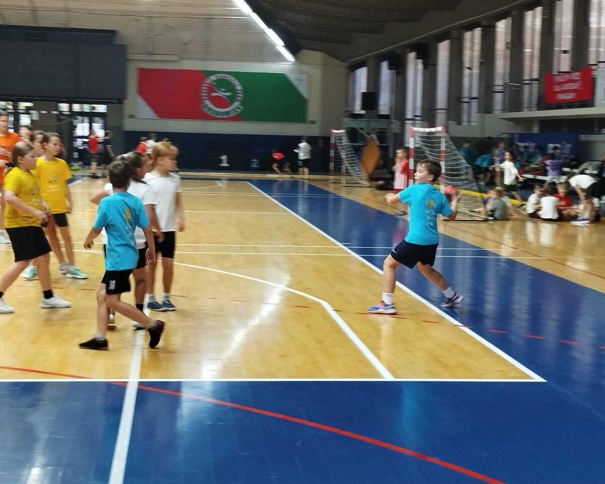 29 października dzieci z trzech rudzkich szkół wzięły udział w turnieju zorganizowanym w ramach programu "Gramy w Ręczną" / fot. Ł. Wodarski