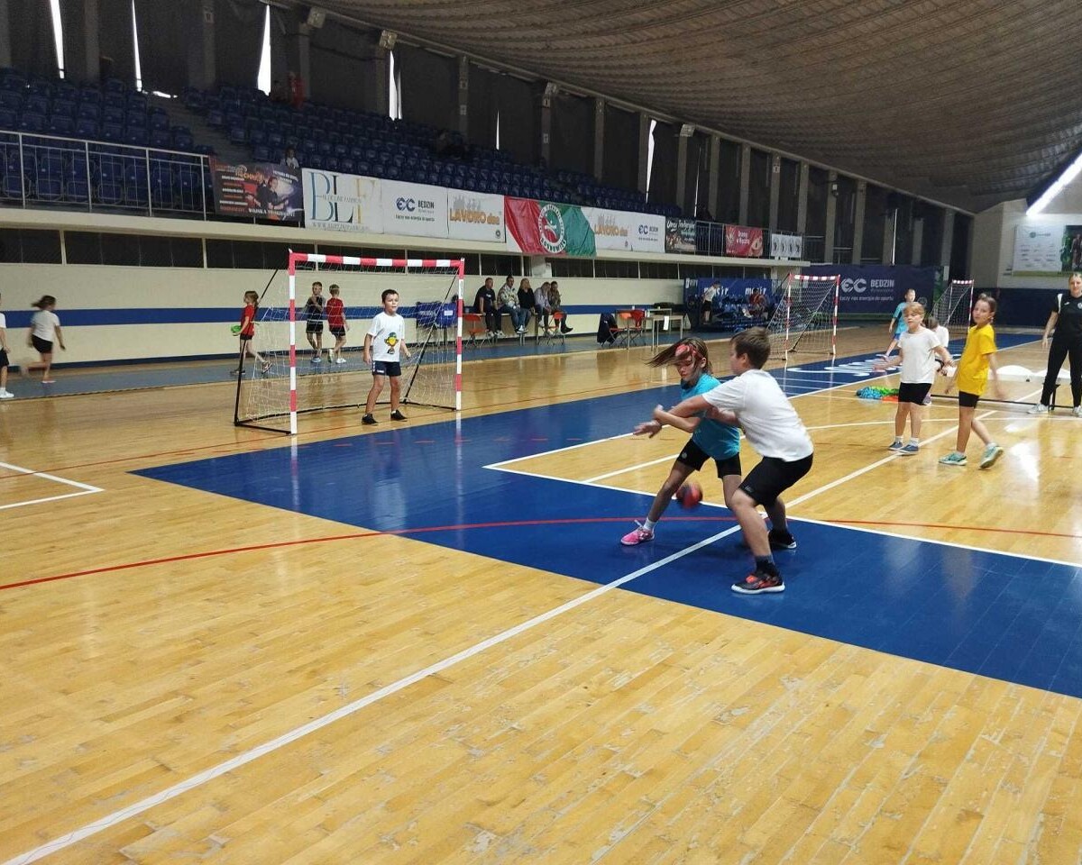 29 października dzieci z trzech rudzkich szkół wzięły udział w turnieju zorganizowanym w ramach programu "Gramy w Ręczną" / fot. Ł. Wodarski