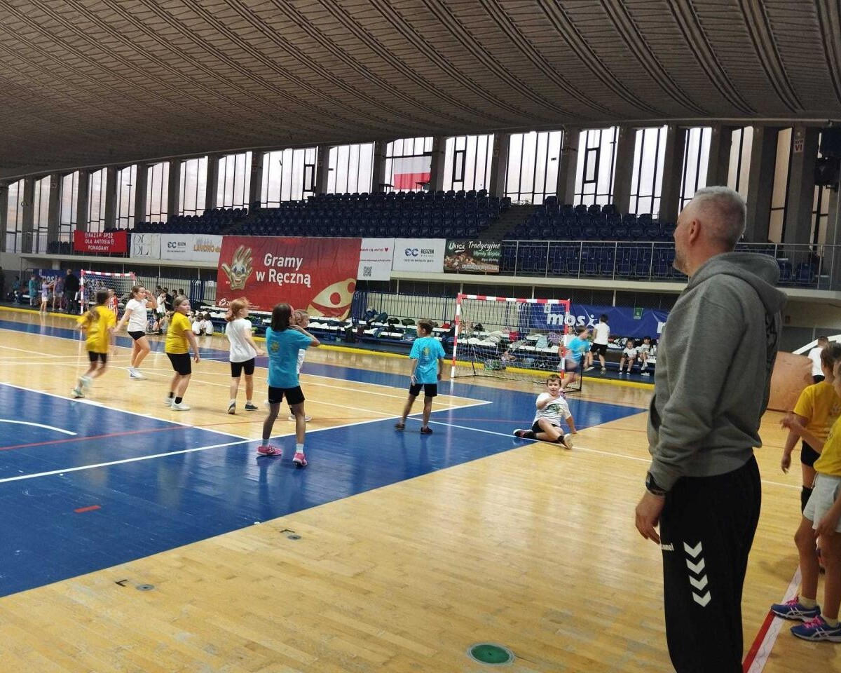 29 października dzieci z trzech rudzkich szkół wzięły udział w turnieju zorganizowanym w ramach programu "Gramy w Ręczną" / fot. Ł. Wodarski