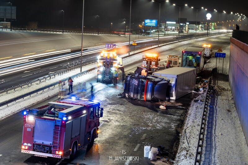 Groźna kolizja w Rudzie Śląskiej. Na DTŚ przewrócił się tir z naczepą [ZDJĘCIA]