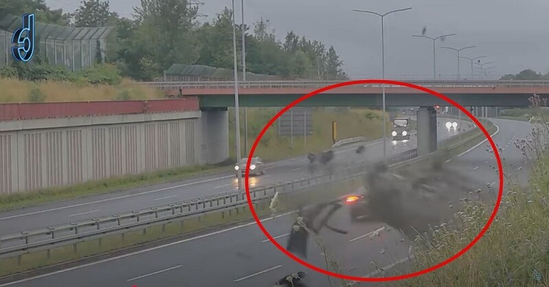 Groźne dachowanie na DTŚ w Rudzie Śląskiej. Toyota zrobiła salto i wylądowała na boku