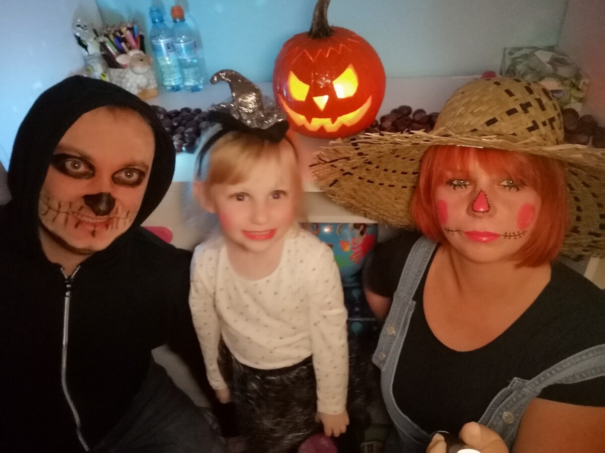 Mama, tata i córka. Impreza Halloween w naszym domu :) 
dzielnica: Halemba