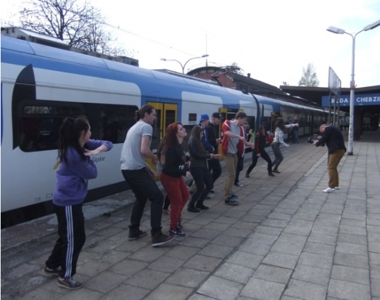 Happy na dworcu w Chebziu