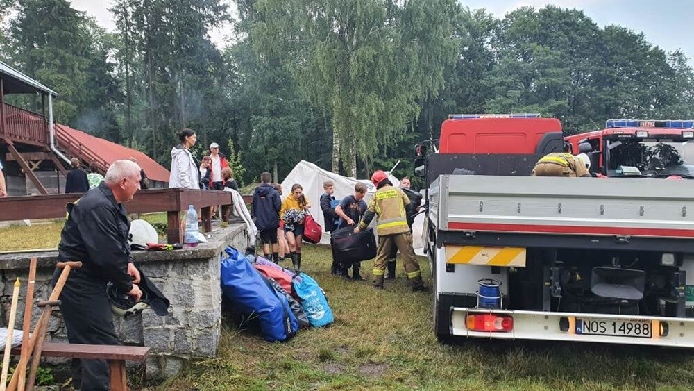 Zniszczony został częściowo obóz harcerski w miejscowości Wenecja. Na obozie przebywała 4 Harcerska Drużyna Wodna "HOOK" z Rudy Śląskiej. Na szczęście nikomu nic się nie stało.

fot. PSP w Ostródzie