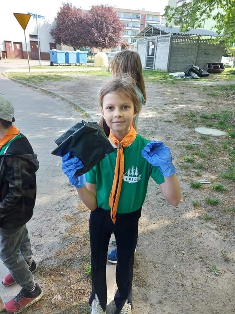W miniony weekend, grupy złożone z harcerzy oraz ich rodzin przystąpiła do sprzątania lasu w Halembie i Kochłowicach. Okazuje się, że w sprzątanych miejscach śmieci było niestety pod dostatkiem. 

fot. ZHP