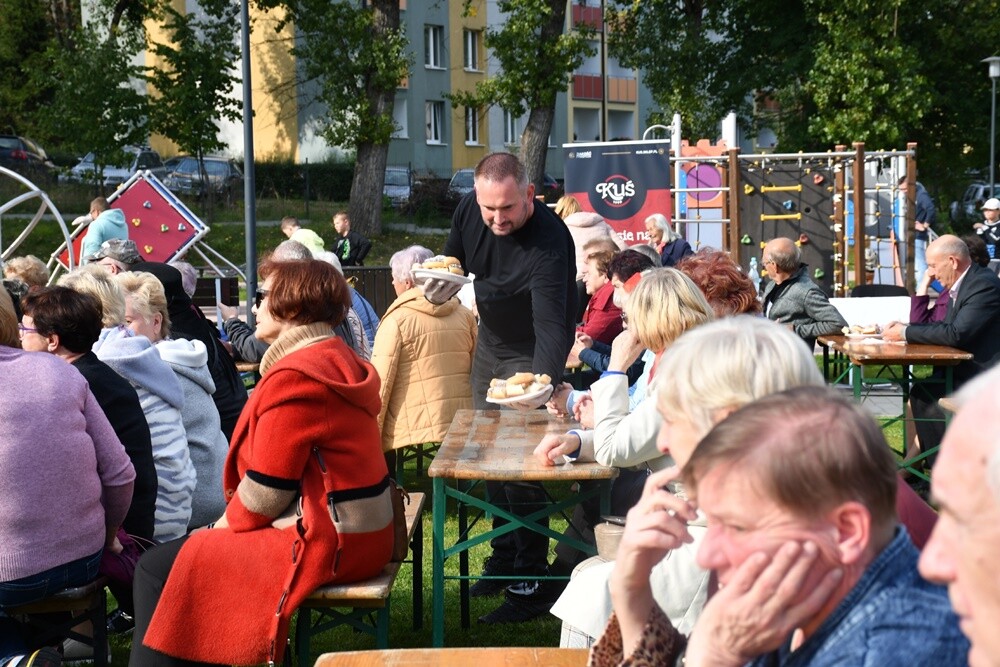 Wczoraj na terenie basenu letniego przy ul. Ratowników w Nowym Bytomiu odbyła się wyjątkowa impreza dla starszych mieszkańców naszego miasta. W imprezie wzięli udział seniorzy z naszego miasta.

fot. Jacek Knapik