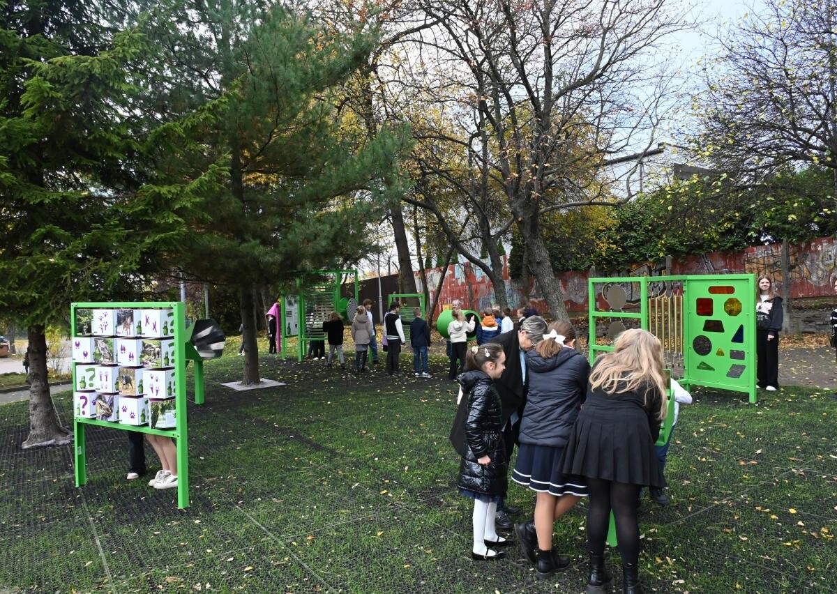 Wczoraj przy SP nr 21 w Rudzie Śląskiej powstała nowa przestrzeń edukacyjna z dziewięcioma interaktywnymi urządzeniami / fot. UM Ruda Śląska