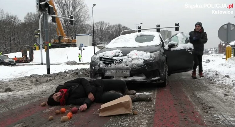 Jak tragiczne skutki może mieć jazda nieodśnieżonym pojazdem? Policja opublikowała spot